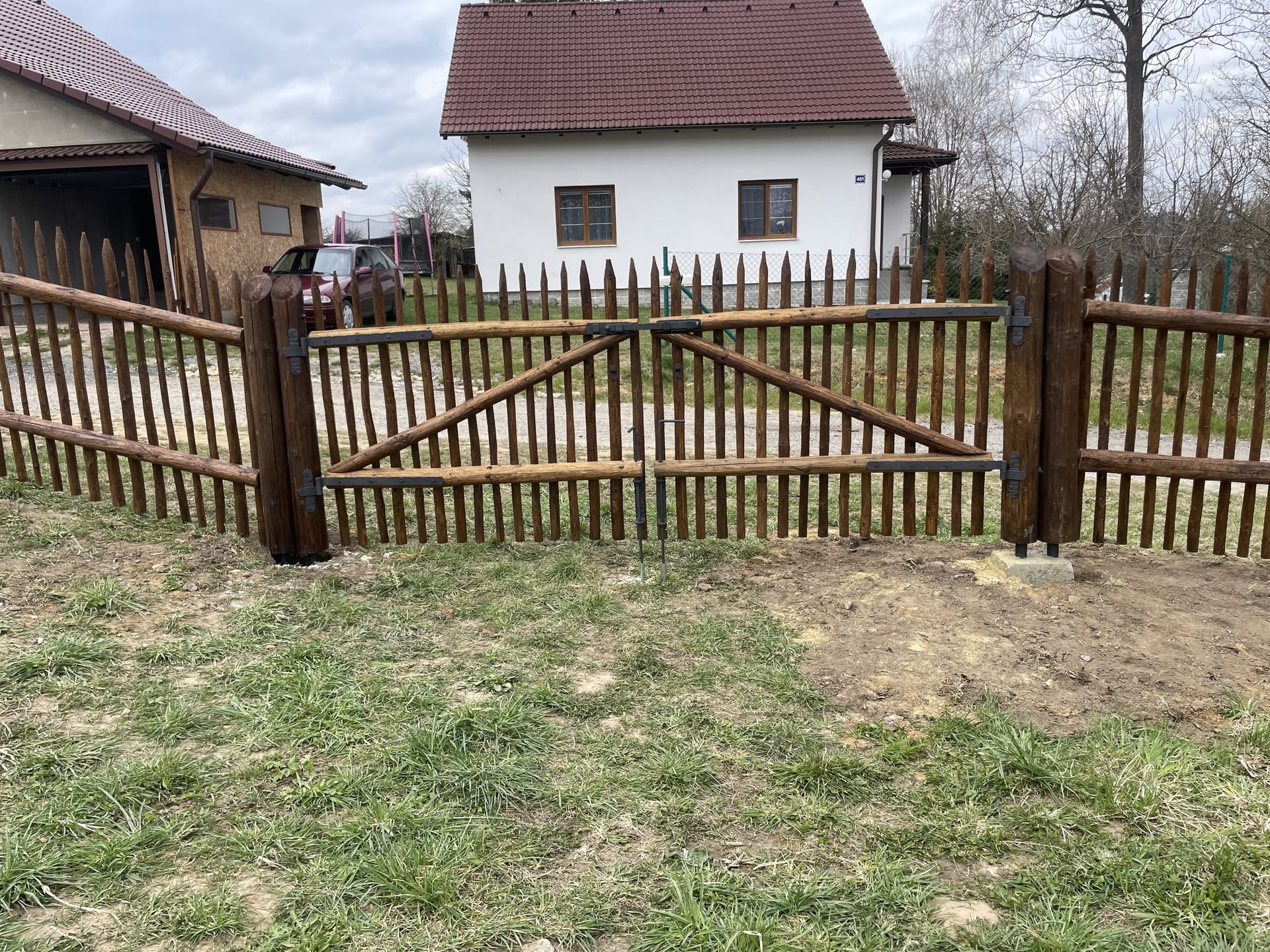 Obrázek 4 / Dřevěné ploty - ručně opracovaný   - realizace Radiměř 4-2022